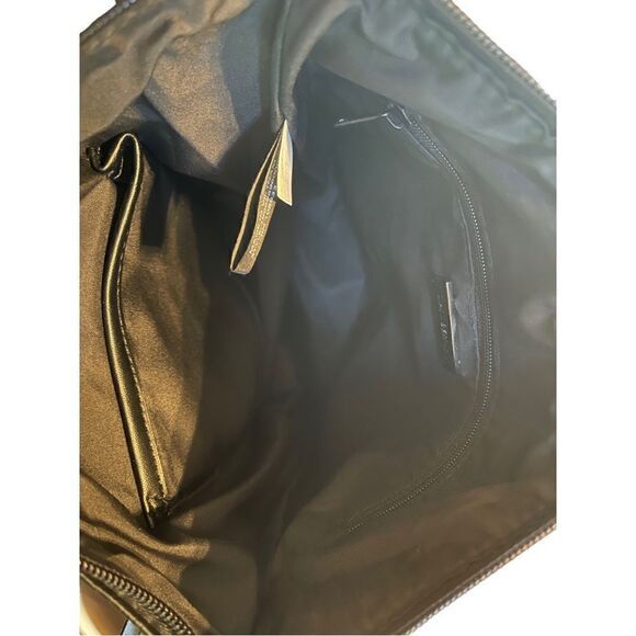 NWOT GIANI BERNINI Pebble Crossbody black silver tone hardware - Picture 4 of 4